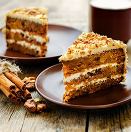 Pâtissier professionnel dans un atelier de pâtisserie dans le Loiret créant une recette de pâtisserie.