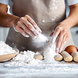 Atelier de pâtisserie en Loiret, participants confectionnant des gâteaux de qualité.