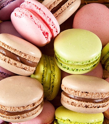 Atelier de pâtisserie à Saran dans le Loiret, avec des participants créant des macarons.