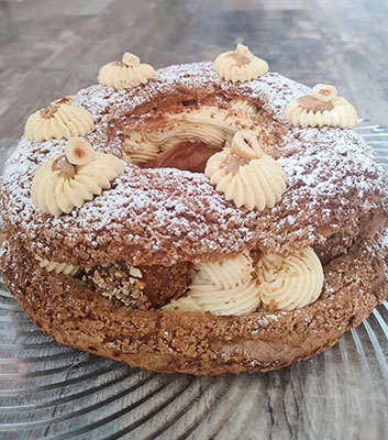 Atelier de pâtisserie à Meung-sur-Loire dans le Loiret, avec des participants créant un gâteau Paris-Brest.