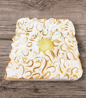 Atelier de pâtisserie à Chaingy dans le Loiret, avec des participants créant une tarte citron meringué.